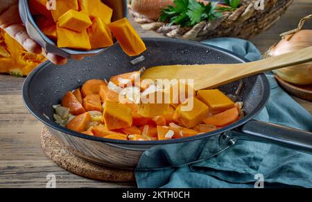 citrouille fraîche en tranches sur une poêle. processus de préparation de la soupe à la crème végétale Banque D'Images