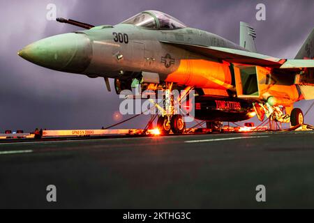 Océan Atlantique. 7th novembre 2022. Un F/A-18E Super Hornet, attaché au Tomcatters of Strike Fighter Squadron (VFA) 31, est chaqué et enchaîné sur le pont de vol du premier transporteur USS Gerald R. Fords (CVN 78), le 7 novembre 2022. Le groupe de grève des transporteurs Gerald R. Ford (GRFCSG) est déployé dans l'océan Atlantique, menant des formations et des opérations aux côtés des alliés et des partenaires de l'OTAN afin d'améliorer l'intégration pour les opérations futures et de faire la démonstration des États-Unis L'engagement de la Marine à l'égard d'une région de l'Atlantique pacifique, stable et exempte de conflits. (Image de crédit : © États-Unis Marine/ZUMA Press Wire Service/ZUMA Banque D'Images