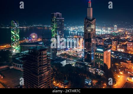 Vue aérienne nocturne de la station balnéaire de Batumi dans la ville historique, Géorgie. Banque D'Images