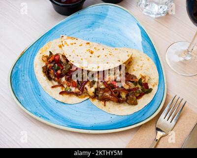 Tacos, cuisine mexicaine épicée au bœuf Banque D'Images