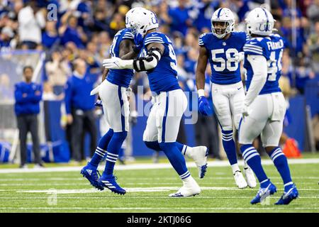 Indianapolis, Indiana, États-Unis. 28th novembre 2022. Les défenseurs des Indianapolis Colts célèbrent lors du match de la NFL à Indianapolis, Indiana. John Mersiits/CSM/Alamy Live News Banque D'Images