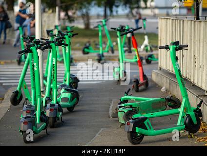 Bucarest, Roumanie - 07 octobre 2022: Les scooters électriques à boulon sont garés à tort, bloquant l'accès sur le trottoir de Bucarest. Cette image est pour edito Banque D'Images