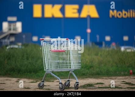 Bucarest, Roumanie - 07 octobre 2022: Un panier de supermarché est vu devant le magasin IKEA Bucharest Baneasa, dans le nord de Bucarest, Roumanie. Banque D'Images