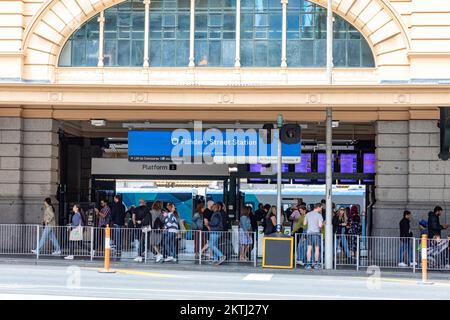 Gare de Flinders Street dans le centre-ville de Melbourne, les passagers quittent un train à la plate-forme, Victoria, Australie Banque D'Images