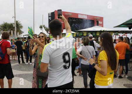 Les fans brésiliens se réunissent à la fête de rue pour soutenir l'équipe nationale de football qui joue la coupe du monde de la Fifa à l'arène du Festival de ventilateur Banque D'Images