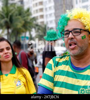 Les fans brésiliens se réunissent à la fête de rue pour soutenir l'équipe nationale de football qui joue la coupe du monde de la Fifa à l'arène du Festival de ventilateur Banque D'Images