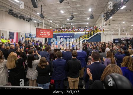 Bay City, Michigan, États-Unis. 29th novembre 2022. Le président Joe Biden a visité la nouvelle usine de microprocesseurs SK Siltron, qui a ouvert ses portes en septembre. Il a parlé des efforts de son administration pour créer des emplois manufacturiers bien rémunérés. Les puces de SK Siltron sont spécialement conçues pour une utilisation dans les véhicules électriques. Crédit : Jim West/Alay Live News Banque D'Images