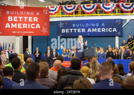 Bay City, Michigan, États-Unis. 29th novembre 2022. Le président Joe Biden a visité la nouvelle usine de microprocesseurs SK Siltron, qui a ouvert ses portes en septembre. Il a parlé des efforts de son administration pour créer des emplois manufacturiers bien rémunérés. Les puces de SK Siltron sont spécialement conçues pour une utilisation dans les véhicules électriques. Crédit : Jim West/Alay Live News Banque D'Images