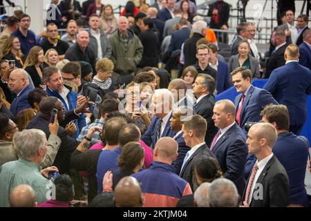 Bay City, Michigan, États-Unis. 29th novembre 2022. Le président Joe Biden a visité la nouvelle usine de microprocesseurs SK Siltron, qui a ouvert ses portes en septembre. Il a parlé des efforts de son administration pour créer des emplois manufacturiers bien rémunérés. Les puces de SK Siltron sont spécialement conçues pour une utilisation dans les véhicules électriques. Crédit : Jim West/Alay Live News Banque D'Images