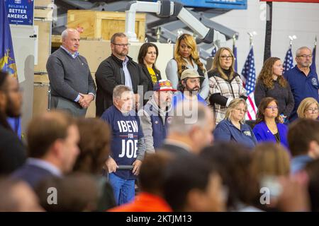 Bay City, Michigan, États-Unis. 29th novembre 2022. Les membres du syndicat écoutent le président Joe Biden à l'occasion de la nouvelle usine de microprocesseurs SK Siltron, qui a ouvert ses portes en septembre. Il a parlé des efforts de son administration pour créer des emplois manufacturiers bien rémunérés. Les puces de SK Siltron sont spécialement conçues pour une utilisation dans les véhicules électriques. Crédit : Jim West/Alay Live News Banque D'Images