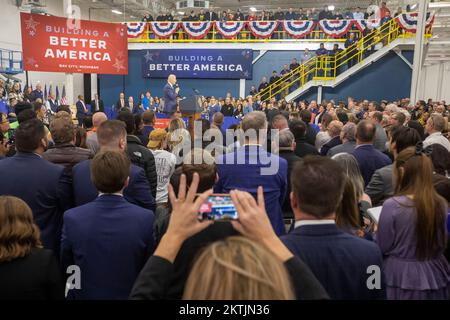 Bay City, Michigan, États-Unis. 29th novembre 2022. Le président Joe Biden a visité la nouvelle usine de microprocesseurs SK Siltron, qui a ouvert ses portes en septembre. Il a parlé des efforts de son administration pour créer des emplois manufacturiers bien rémunérés. Les puces de SK Siltron sont spécialement conçues pour une utilisation dans les véhicules électriques. Crédit : Jim West/Alay Live News Banque D'Images