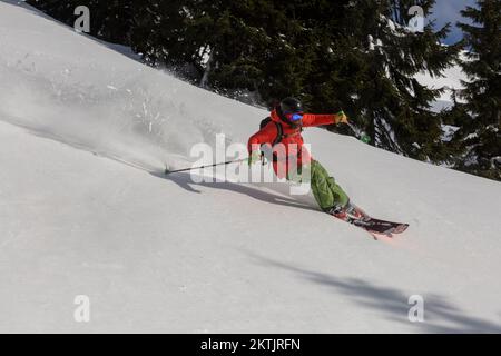 Ski alpin pendant une journée ensoleillée dans les hautes montagnes, une aventure d'adrénaline en plein air Banque D'Images