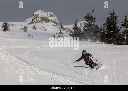 Femme skieur ski alpin pendant une journée ensoleillée dans les hautes montagnes, une adrénaline en plein air aventures Banque D'Images