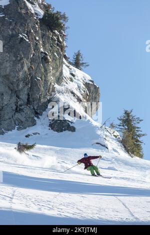 ski freeride ski alpin pendant une journée ensoleillée dans les hautes montagnes, une aventure d'adrénaline en plein air Banque D'Images