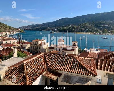 Bâtiments dans la vieille ville de Poros, Grèce. Poros est un port de voile iseal Banque D'Images