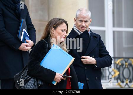 Paris, France, 29/11/2022, ministre déléguée des petites et moyennes entreprises, du commerce, de la petite industrie et du tourisme, Olivia Gregoire, ministre déléguée des relations avec le Parlement français, Franck Riester, après la réunion hebdomadaire du cabinet de l'Elysée à Paris, en France, sur 29 novembre 2022. Banque D'Images