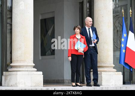 Paris, France, 29/11/2022, la ministre française des Affaires étrangères et européennes Catherine Colonna et le ministre français adjoint de l'Industrie Roland Lescure après la réunion hebdomadaire du cabinet de l'Elysée à Paris, en France, sur 29 novembre 2022. Banque D'Images