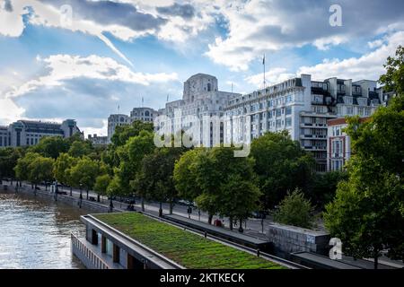 Londres, Angleterre, septembre 2022, vue sur Victoria Embankment au bord de la Tamise Banque D'Images