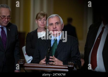 Le sénateur américain Jack Reed (démocrate du Rhode Island) fait des remarques lors du Democratâs déjeuner-conférence de presse du Sénat sur la politique au Capitole des États-Unis à Washington, DC, mardi, 29 novembre 2022. Crédit : Rod Lamkey/CNP Banque D'Images