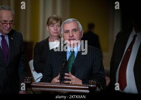 Washington, DC, 29 novembre 2022. Le sénateur américain Jack Reed (démocrate du Rhode Island) fait des remarques lors du déjeuner-conférence de presse du Sénat démocrate au Capitole des États-Unis à Washington, DC, mardi, 29 novembre 2022. Crédit : Rod Lamkey/CNP/MediaPunch Banque D'Images