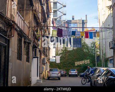 Batumi, Géorgie. 11.23.2022 scène de rue. Les vêtements sont séchés sur une ligne. Maisons colorées. Environnement urbain. Belle journée ensoleillée dans la ville. road traff Banque D'Images