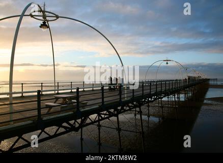 Une vue sur l'ancienne jetée victorienne au coucher du soleil, Southport, Merseyside, Royaume-Uni, Europe Banque D'Images