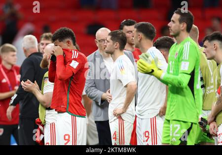 Al Rayyan, Qatar. 29th novembre 2022. Les joueurs du pays de Galles réagissent après le match du groupe B entre le pays de Galles et l'Angleterre lors de la coupe du monde de la FIFA 2022 au stade Ahmad Bin Ali à Al Rayyan, Qatar, le 29 novembre 2022. Crédit : Li Ming/Xinhua/Alay Live News Banque D'Images