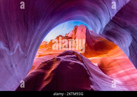 Vue spectaculaire sur les murs en grès du Lower Antelope Canyon Banque D'Images