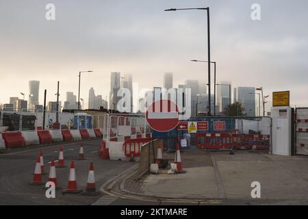 Roadworks et aucun panneau d'entrée dans North Greenwich, Londres, avec Canary Wharf et London City Skyline couverts de brouillard en arrière-plan, novembre 2022. Banque D'Images