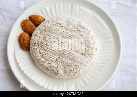 Goût de Provence, petit fromage rond Tome de Provence à base de lait de chèvre à Banon, Alpes-de-haute-Provence, France, gros plan Banque D'Images