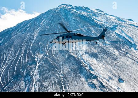 Japon. 16th novembre 2022. Un hélicoptère MH-60s Sea Hawk du Golden Falcons of Helicopter Sea combat Squadron (HSC) 12 rattaché à l'installation aérienne navale Atsugi, effectue des opérations de vol près du Mont Fuji, au Japon, au cours d'un exercice de vol. La NAF Atsugi appuie l'état de préparation au combat du commandant de la 5e Escadre aérienne Carrier (CVW 5), du 5e Escadron de frappe maritime par hélicoptère (HSM-51) et de 30 autres commandements de locataires et fournit un soutien logistique, une coordination et des services aux unités affectées au Pacifique occidental. Crédit : États-Unis Marine/ZUMA Press Wire Service/ZUMAPRESS.com/Alamy Live News Banque D'Images