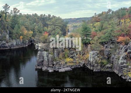 Magnifique vue panoramique sur angle Rock au parc national de l'Interstate à St. Croix River lors d'une soirée d'automne à Taylors Falls, Minnesota, États-Unis. Banque D'Images