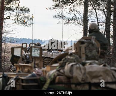 ÉTATS-UNIS Les soldats affectés à la Compagnie Bravo, 3rd Bataillon, 8th Cavalry Regiment, 3rd Armored Brigade combat Team, 1st Cavalry Division (3-1 ABCT) sous le contrôle opérationnel de la 1st Infantry Division (1 ID), se préparent à prendre le terrain pour une simulation d'entraînement de cible pendant l'exercice de tir en direct de Bull Run à Bemowo Piskie, en Pologne, 17 novembre 2022. L'ABCT 3-1 est parmi les autres unités assignées à l'ID 1, travaillant fièrement aux côtés des alliés de l'OTAN et des partenaires régionaux de sécurité pour fournir des forces crédibles au combat au V corps, le corps déployé avancé de l'Amérique en Europe. (É.-U. Photo de la Garde nationale de l'armée par le Sgt. GA Banque D'Images