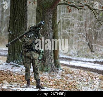 Un soldat polonais affecté à la brigade mécanisée 20th assure la sécurité avec un système de missiles de défense aérienne portable PZR-Grom de 72mm hommes, tout en effectuant des opérations d'assaut amphibie pendant l'exercice d'entraînement de Bull Run à Bemowo Piskie, Pologne, le 25 novembre 2022. La Brigade mécanisée de 20th est fière de travailler aux côtés de la Division d'infanterie de 1st, des alliés de l'OTAN et des partenaires de sécurité régionaux pour fournir des forces crédibles au corps V, sous le commandement du corps déployé avancé de l'Amérique en Europe. (É.-U. Photo de la Garde nationale de l'armée par le Sgt Gavin K. Ching) Banque D'Images