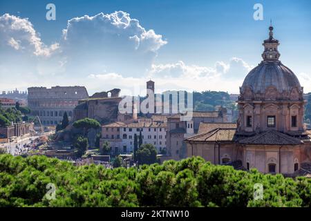 Horizon de Rome au lever du soleil. Vue panoramique sur le Colisée de Rome et le Forum romain, Rome, Italie. Banque D'Images