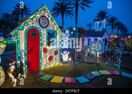 Terrasse les chaises illuminent les lumières de vacances à Latham Plaza sur l'océan dans le centre-ville de Jacksonville Beach, Floride. (ÉTATS-UNIS) Banque D'Images