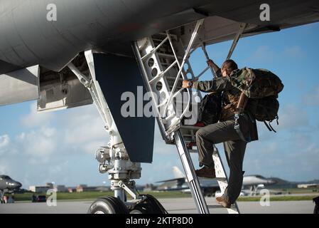 L'équipage affecté au 37th Expeditionary Bomb Squadron, à la base aérienne d'Ellsworth, Dakota du Sud, est à bord d'un B-1B lancer à la base aérienne d'Andersen, Guam, le 19 novembre 2022. Les États-Unis se consacrent au maintien d'une région composée de nations qui adhèrent à la primauté du droit international. (É.-U. Photo de la Force aérienne par Airman Yosselin Campos) Banque D'Images