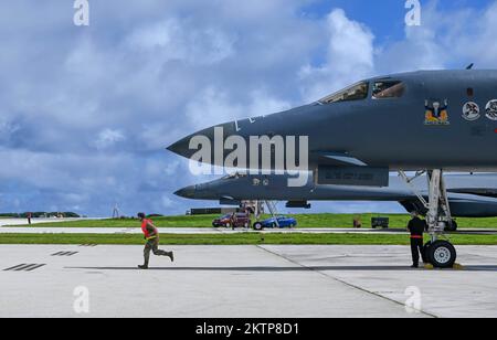 ÉTATS-UNIS Le chef d'équipage de la Force aérienne affecté à l'escadron de maintenance des aéronefs 28th, base aérienne d'Ellsworth, Dakota du Sud, va organiser un danseur B-1B à l'appui d'une mission de la Force opérationnelle d'bombardier à la base aérienne d'Andersen, Guam, le 14 novembre 2022. Les missions de bombardiers démontrent la crédibilité des forces armées américaines pour faire face à un environnement de sécurité complexe et incertain. (É.-U. Photo de la Force aérienne par Airman 1st Class Allison Martin) Banque D'Images
