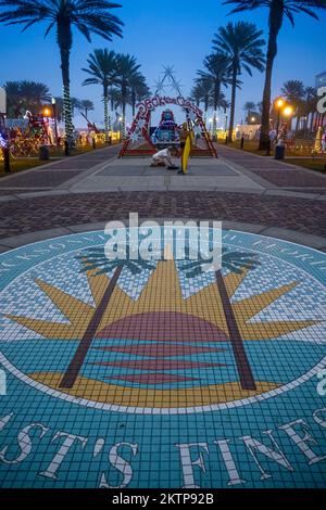 Terrasse les chaises illuminent les lumières de vacances à Latham Plaza sur l'océan dans le centre-ville de Jacksonville Beach, Floride. (ÉTATS-UNIS) Banque D'Images