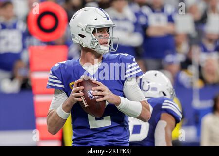 Indianapolis, Indiana, États-Unis. 28th novembre 2022. Le quarterback des Indianapolis Colts Matt Ryan (2) cherche un receveur pendant le match entre les Pittsburgh Steelers et les Indianapolis Colts au Lucas Oil Stadium, Indianapolis, Indiana. (Image de crédit : © Scott Stuart/ZUMA Press Wire) Banque D'Images