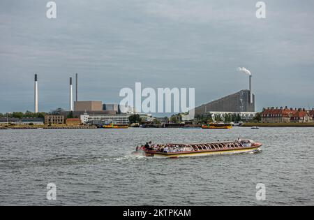 Copenhague, Danemark - 24 juillet 2022 : Copenhague avec production d'énergie et traitement de l'eau de Hofor, et colline sportive de la montagne de Copenhague côté est du port Banque D'Images