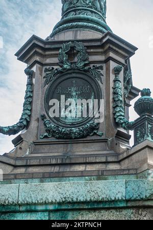 Copenhague, Danemark - 24 juillet 2022: Ivar Huitfeldt détail de la colonne. Statue murale en bronze au fond de la colonne en pierre brune Admirals dans le parc Langelinie und Banque D'Images