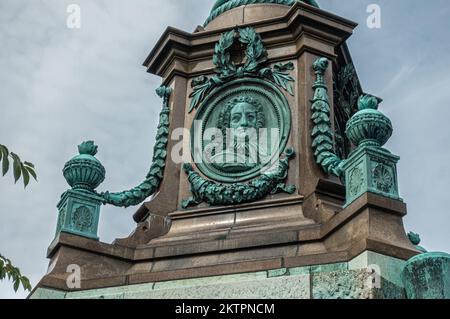 Copenhague, Danemark - 24 juillet 2022: Ivar Huitfeldt détail de la colonne. Statue murale en bronze au fond de la colonne en pierre brune Admirals dans le parc Langelinie und Banque D'Images