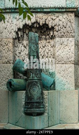 Copenhague, Danemark - 24 juillet 2022: Ivar Huitfeldt détail de la colonne. Statue de canons brisés vert bronze au fond de la colonne de pierre brune Admirals à Lang Banque D'Images