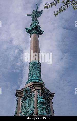 Copenhague, Danemark - 24 juillet 2022: Ivar Huitfeldt détail de la colonne. Vue sur la colonne en pierre brune Admirals avec Victoria au sommet du parc Langelinie Banque D'Images