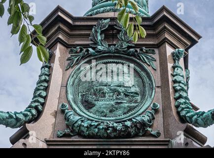 Copenhague, Danemark - 24 juillet 2022: Ivar Huitfeldt détail de la colonne. Statue murale en bronze au fond du navire Admirals sur colonne de pierre brune à Langelinie Banque D'Images