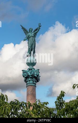 Copenhague, Danemark - 24 juillet 2022: Ivar Huitfeldt détail de la colonne. Statue Victoria en bronze verdâtre sur la colonne de pierre brune Admirals à Langelinie Banque D'Images