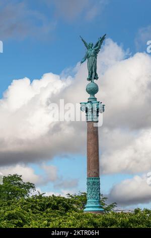 Copenhague, Danemark - 24 juillet 2022: Ivar Huitfeldt détail de la colonne. La statue de Victoria en bronze verdâtre est au sommet d'une colonne de pierre brune Admirals dans le parc Langelinie Banque D'Images