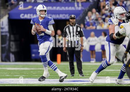 Indianapolis, Indiana, États-Unis. 28th novembre 2022. Matt Ryan (2), le quarterback des Indianapolis Colts, revient à passer pendant le match entre les Pittsburgh Steelers et les Indianapolis Colts au Lucas Oil Stadium, Indianapolis, Indiana. (Image de crédit : © Scott Stuart/ZUMA Press Wire) Banque D'Images