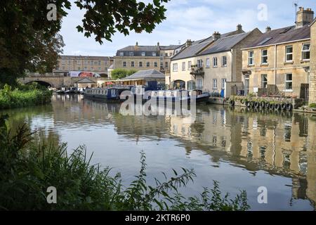 Bains de bateaux à rames sur le canal à Bath Angleterre Banque D'Images